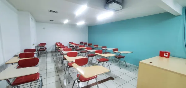 Aula de UNIVERSITAS con butacas y pizarrón