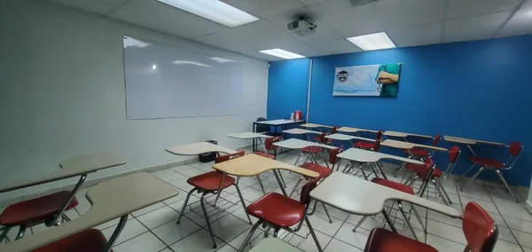 Aula con proyector y pizarrón blanco