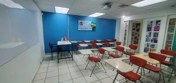 Salón de clases con acento azul