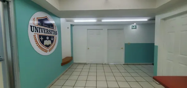 Recepción con el escudo de UNIVERSITAS en la pared