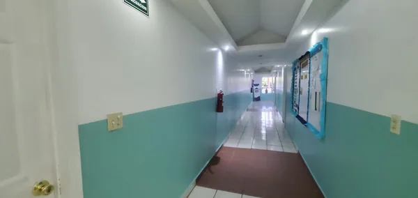 Pasillo del plantel con tablero informativo