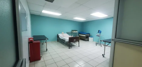 Laboratorio de prácticas con camas de hospital