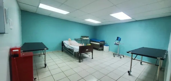 Área de práctica con maniquíes y equipo clínico