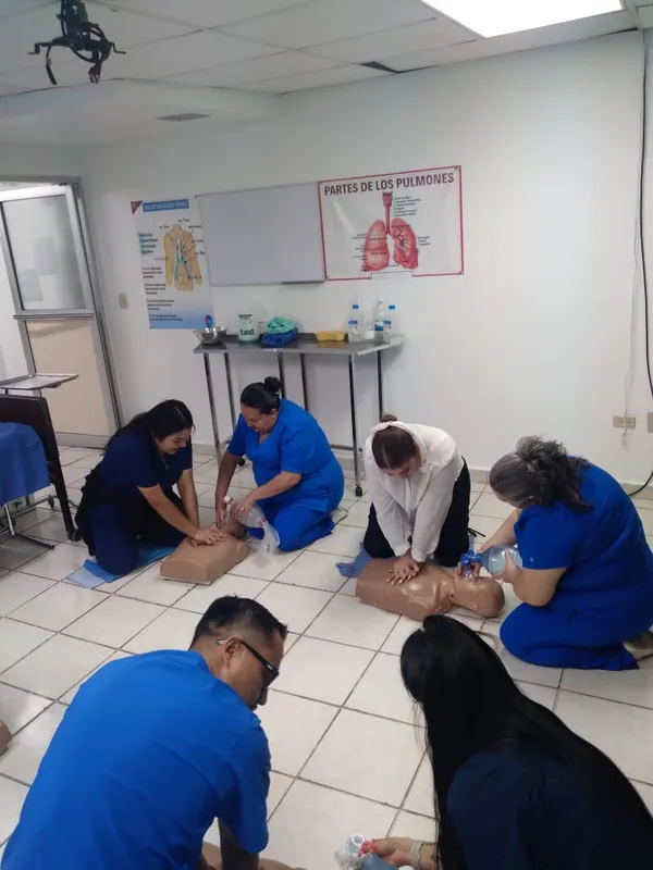 Práctica de RCP con maniquíes en el laboratorio