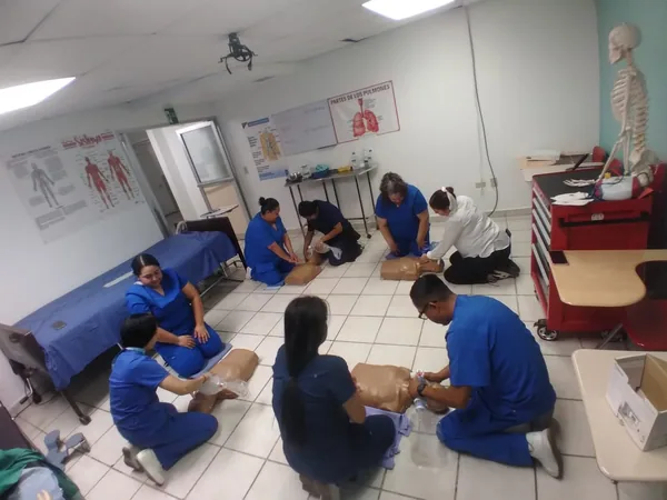 Estudiantes en práctica de reanimación cardiopulmonar