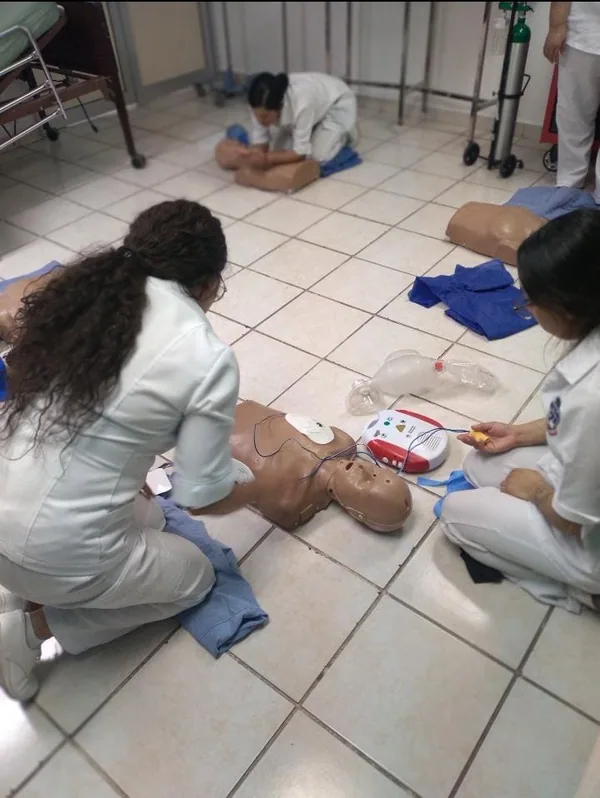 Práctica de primeros auxilios con maniquí