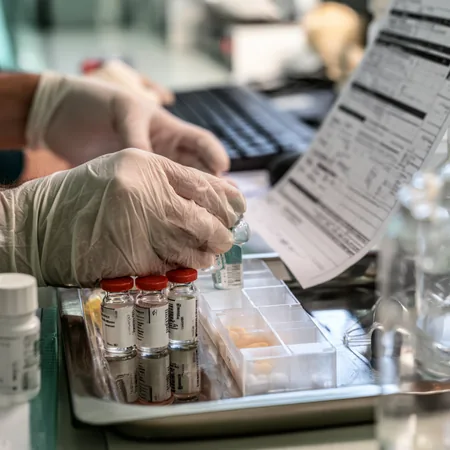 Estudiantes de Administración de Medicamentos en práctica