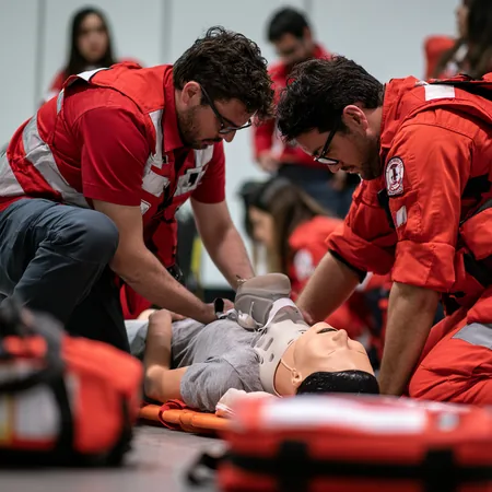 Estudiantes de Paciente en Trauma en práctica
