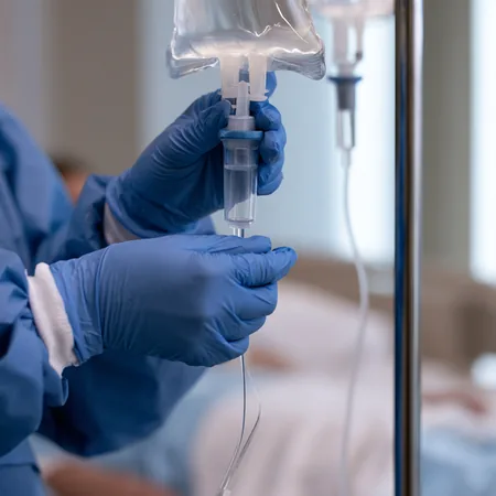 Estudiantes de Vías Intravenosas en práctica